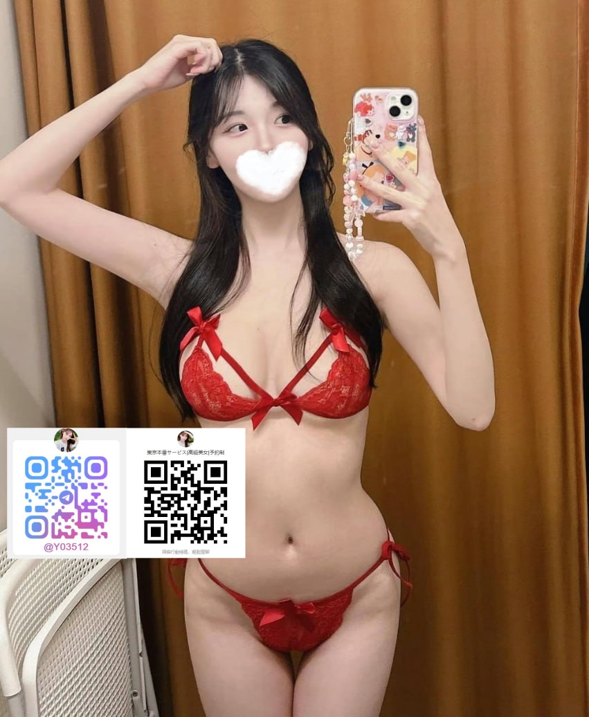 夕凪はモデルのような高身長で、細くて長い脚がつい目を引きます。肌は白くて柔らかく、魅力的な笑顔を浮かべています。