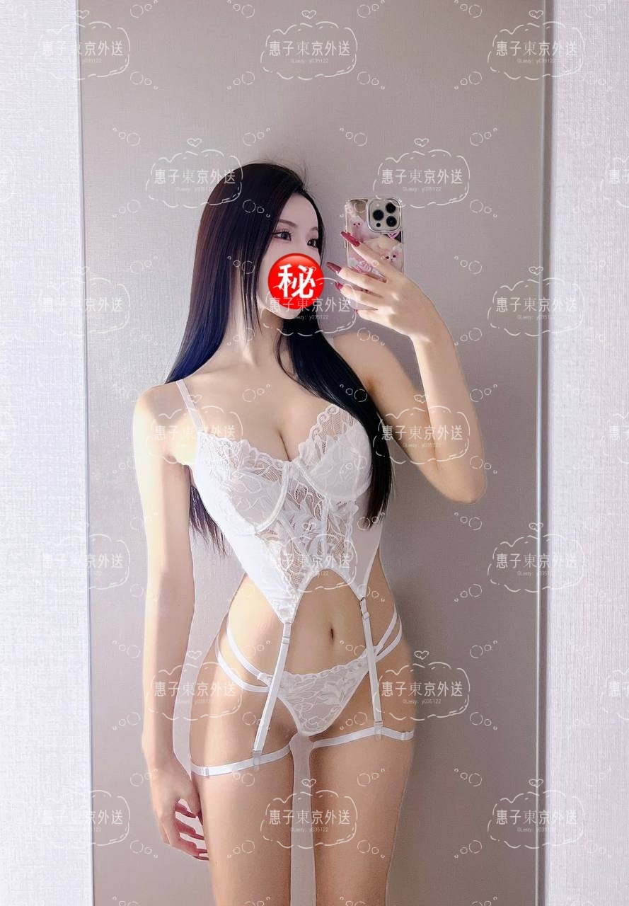 🔥 セクシーなスタイルと圧倒的な存在感を放つ女神系美女。ピンクのビキニが彼女の豊満なボディにぴったりフィット、写真でもその魅力が爆発！