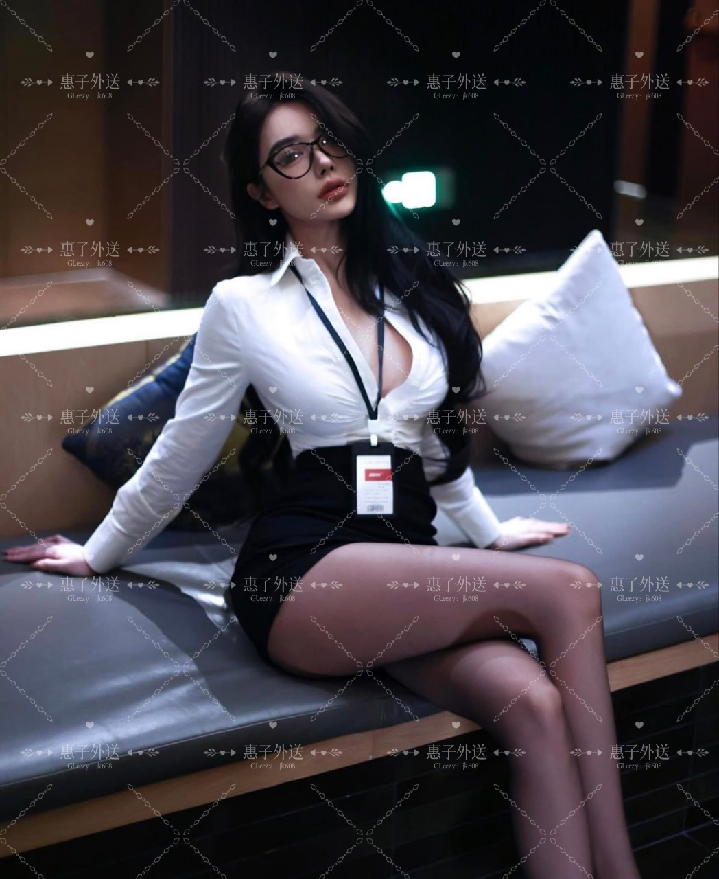 強いオーラを放つセクシー女王様。その一挙手一投足が、まるで「従いなさい」と命令してくるかのよう。