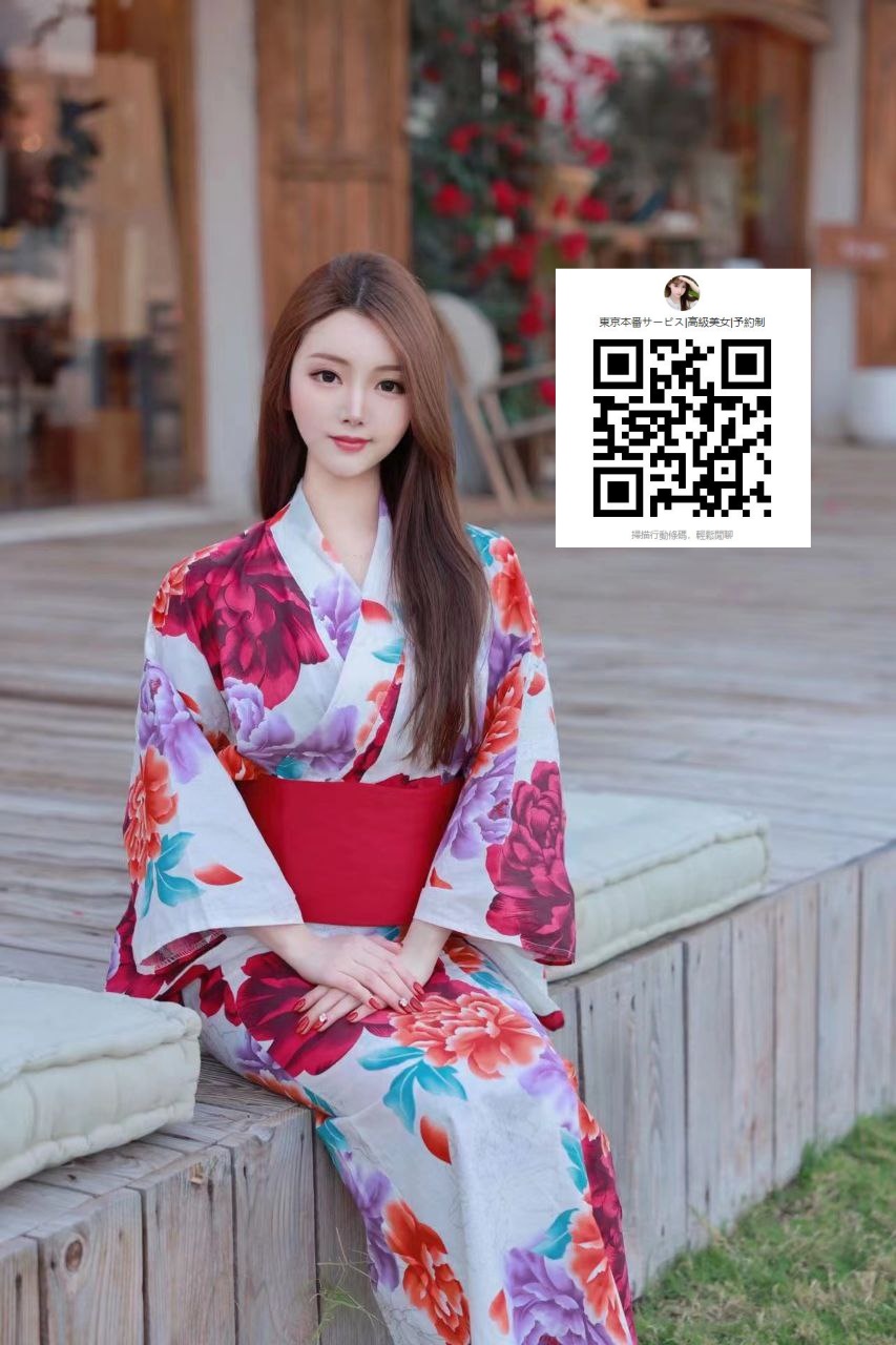 色白で華奢な顔立ち、まるで着物姿の女優さんのような座り方。