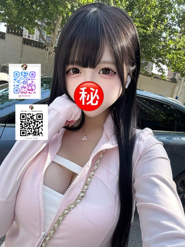 可愛らしいロリ顔💗＋Eカップのセクシーなボディ💦スポーツジャケットを着て、ぼんやりとした表情で、学校の校門で出会いそうな女子高生のよう。