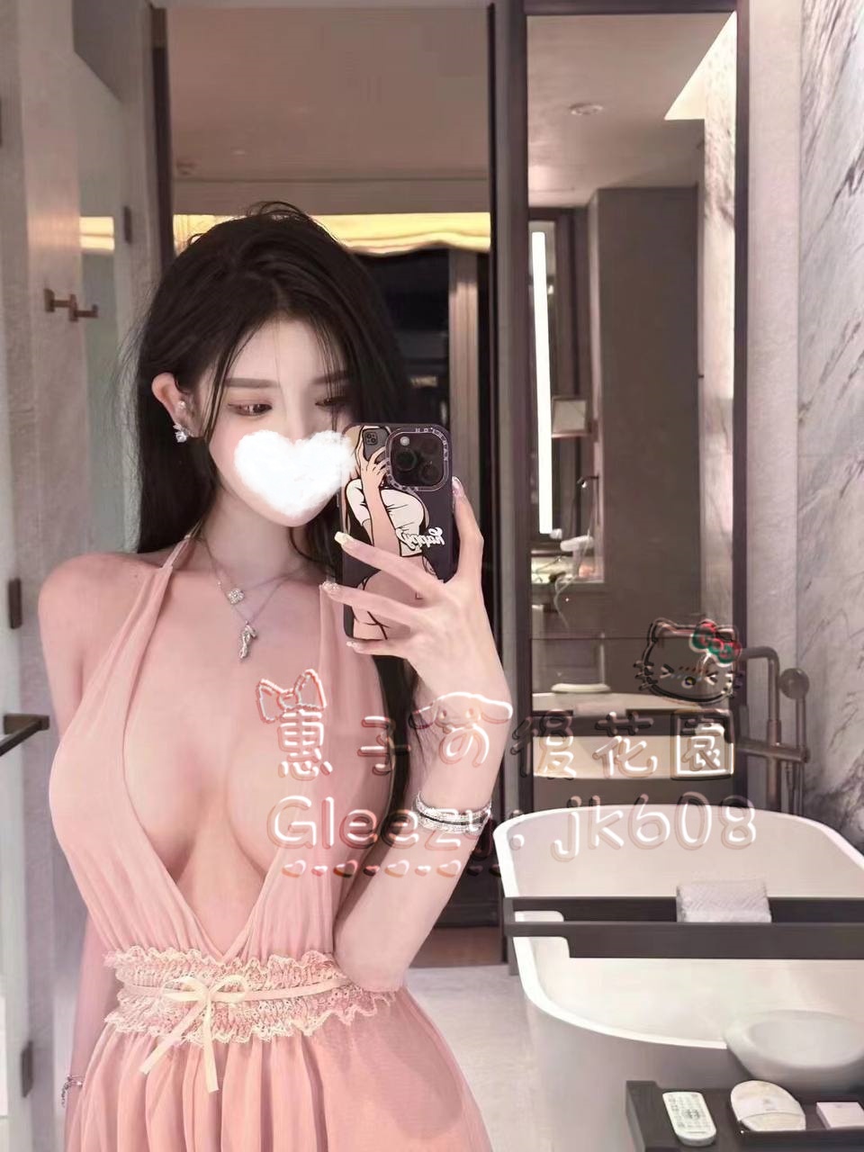 杏奈はまるでランウェイのモデルのようなスタイルを持ち、長く伸びた脚と優雅なラインが目を奪います。