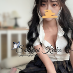 晴晴は可愛らしい顔立ちと透き通るような肌を持つ、典型的な清純系美少女です。