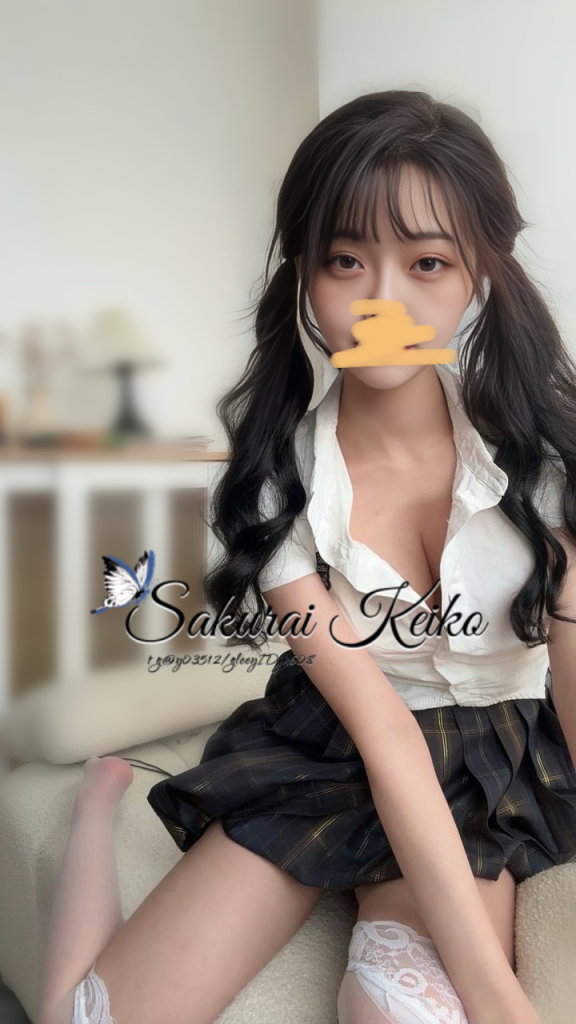 晴晴は可愛らしい顔立ちと透き通るような肌を持つ、典型的な清純系美少女です。