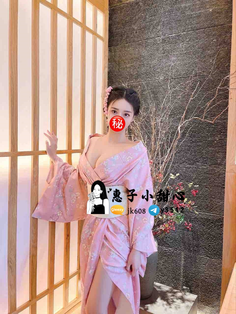 真奈美はモデルのようなスラリとしたスタイルで、細くまっすぐな脚が魅力的です。