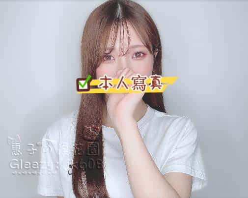 艶やかなロングストレートが印象的な気品あふれる美女。