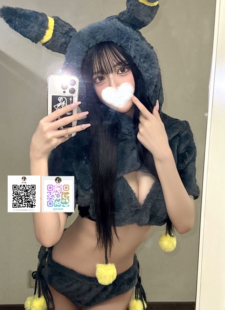 彼女はまさに典型的な女子大生の雰囲気——清楚で素直、まるで隣の家の女の子のように無害で、笑顔は純粋そのもの。守ってあげたくなる可愛さを持っている。