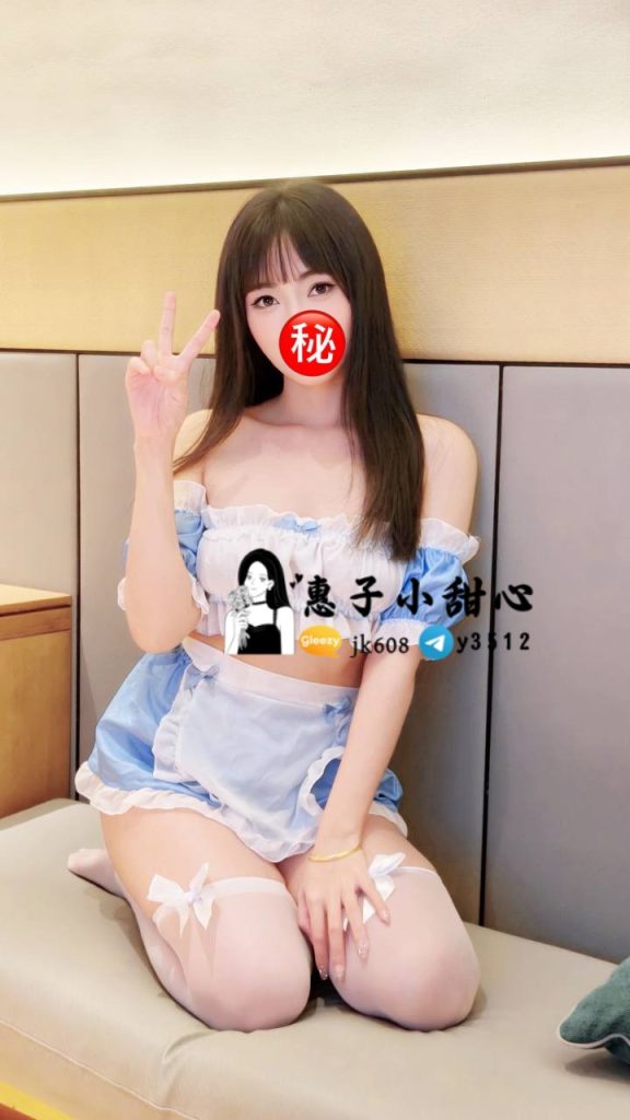 青と白のメイド服の下には、熱くて柔らかい身体が隠れている。