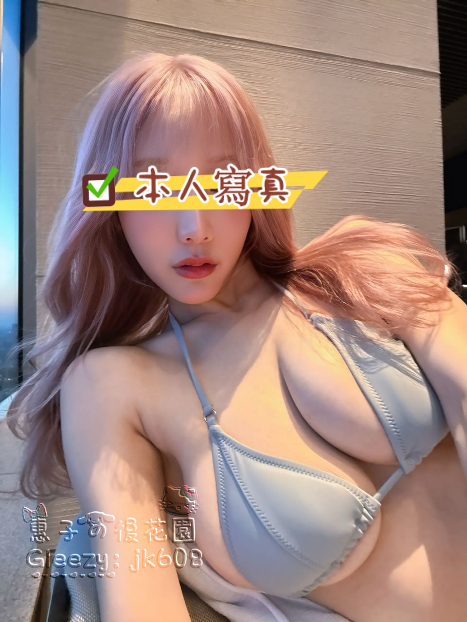 彼女の笑顔はまるでスイーツのようで、一目で虜にしてしまう。近づくと、ほのかな香りと温かい吐息が混ざり合い、思わず抱きしめたくなる。