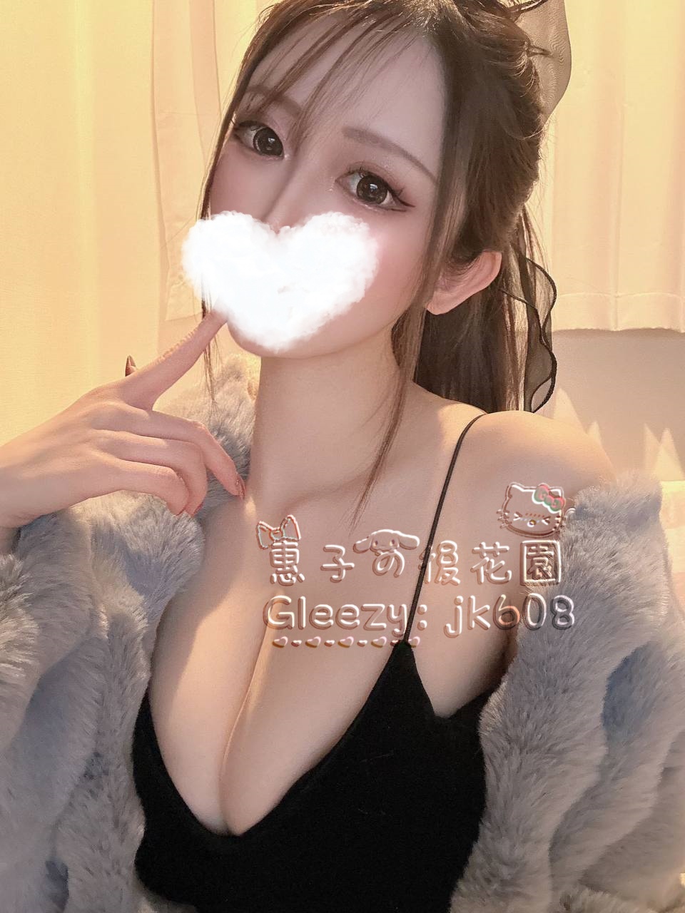 高身長でスリム、魅力的な曲線美を持ち、成熟したセクシーな雰囲気と自信に満ちた優雅さを兼ね備えています。