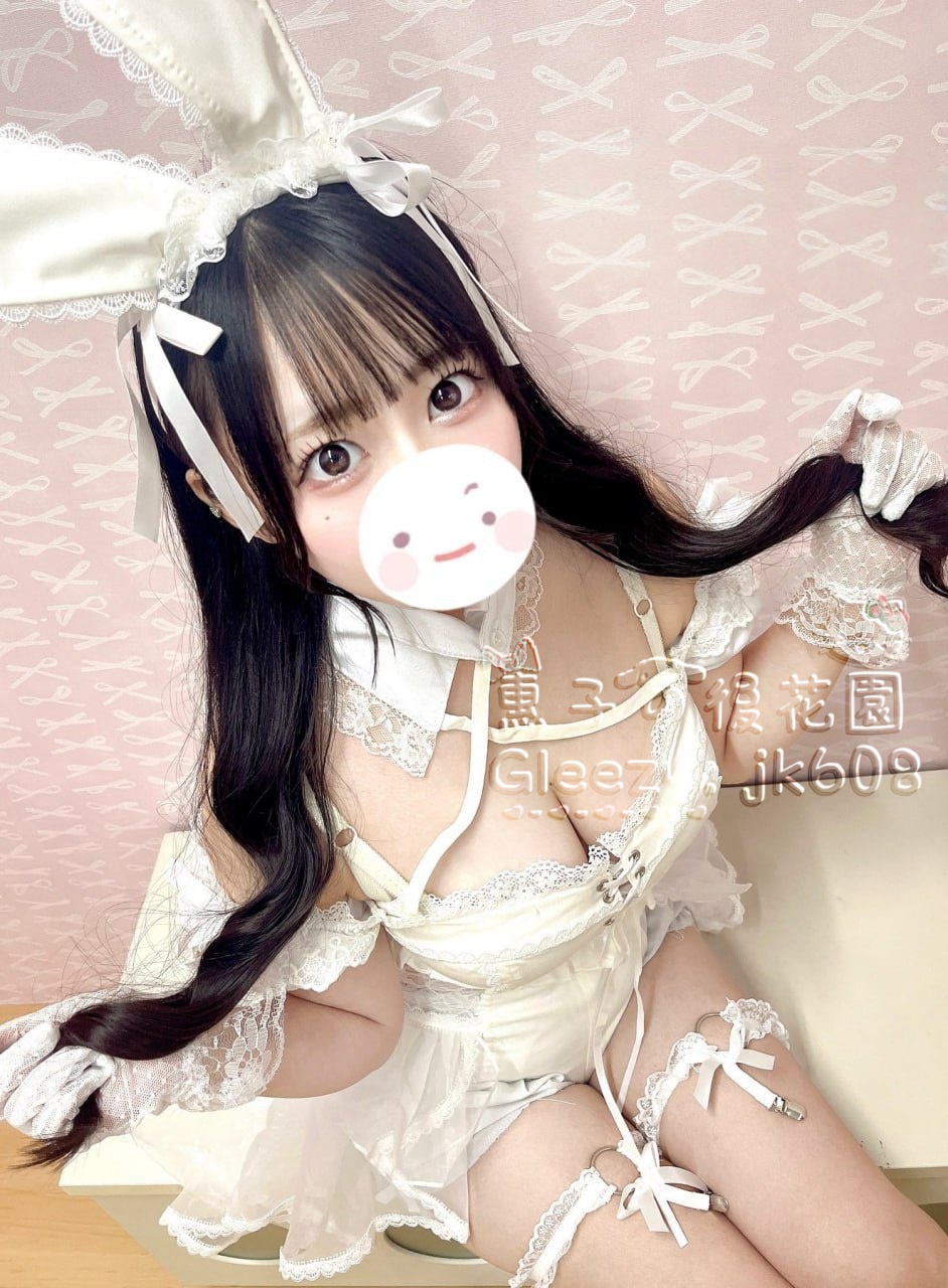 小柄で可愛らしくもあり、セクシーな魅力を放つ。優しく柔らかな雰囲気の中に、誘惑的な色気が漂い、きめ細かく白い肌と魅力的な曲線美が印象的。