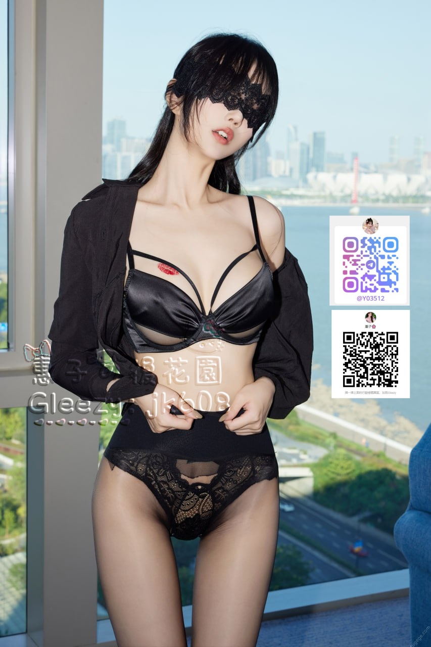 凜華は冷たくも情熱的な雰囲気を持ち、高くスラリとしたスタイルに魅惑的な美脚を兼ね備えています。