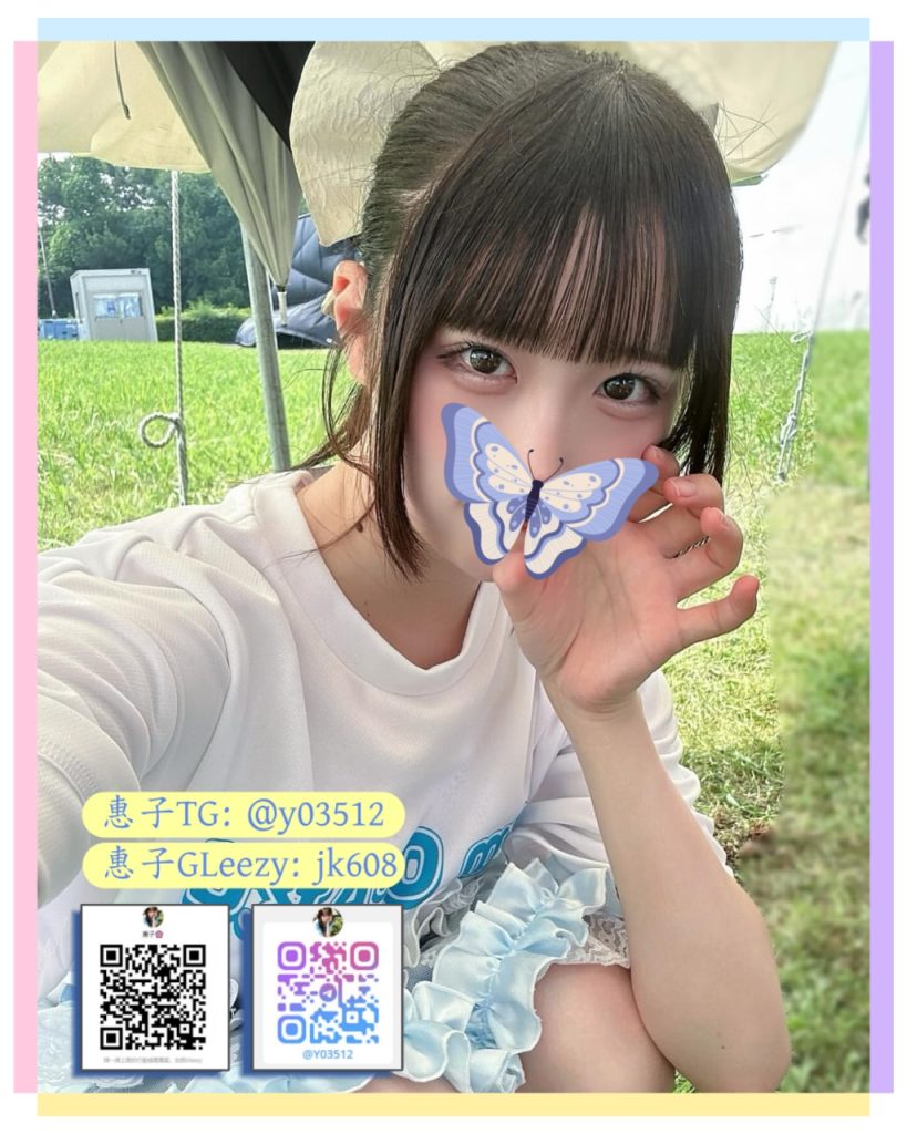 隣の家の女の子のような清純な雰囲気をまとい、自然な仕草に少し小悪魔的な可愛さも感じさせます