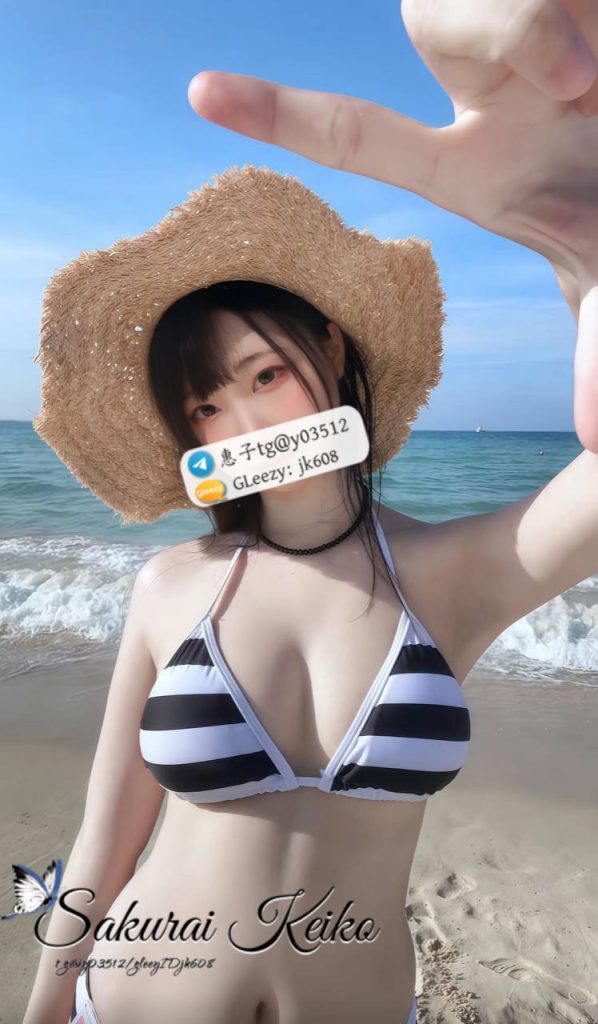 清純系ミニマム美少女。甘いベビーフェイスにスレンダーなスタイル、丸みのあるバストに細いウエストと美脚が魅力