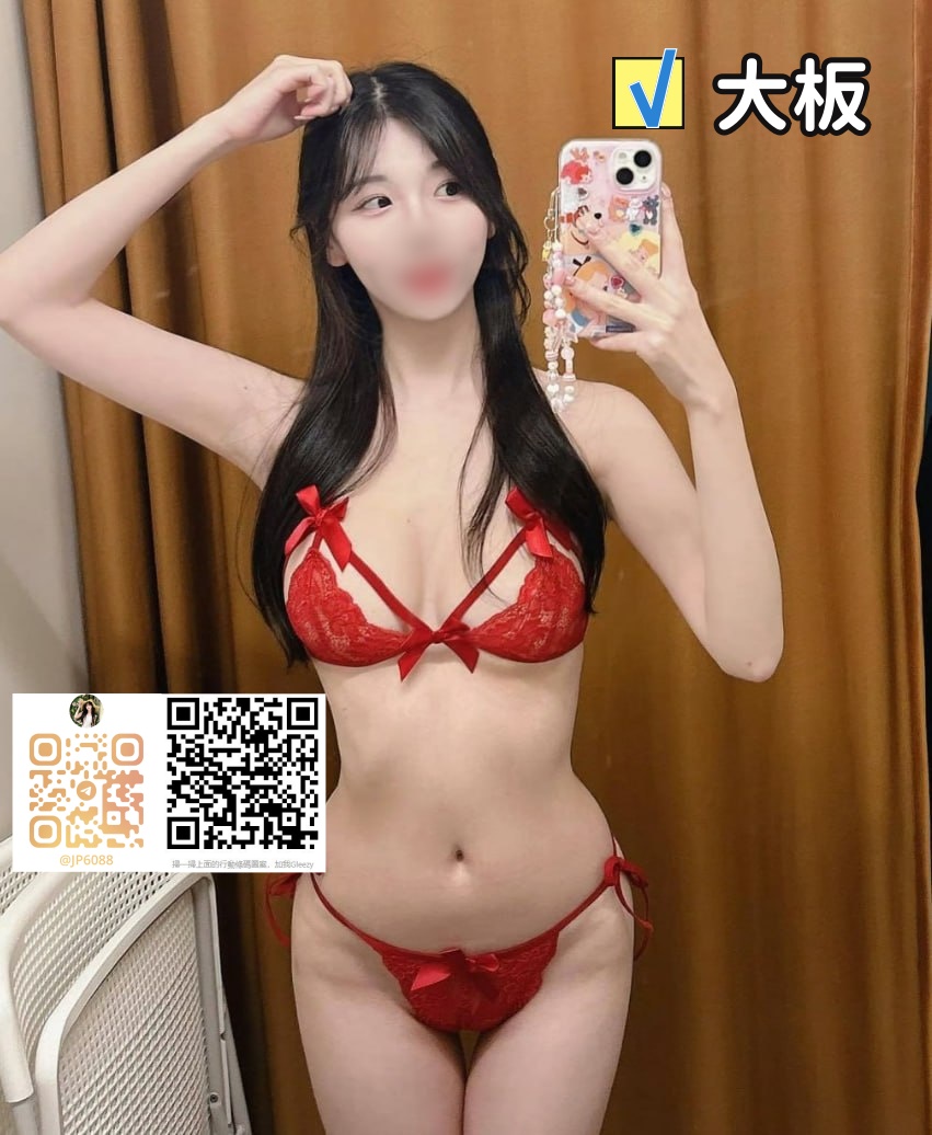 高顔値で気品ある女神。白く滑らかな肌に黒のロングストレートヘア、清純さとセクシーさを兼ね備えています